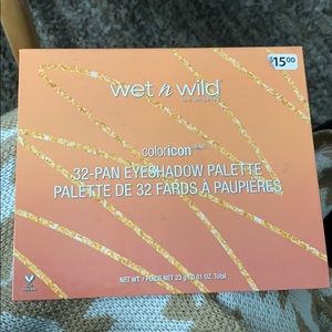 32 eyeshadows Wet n Wild